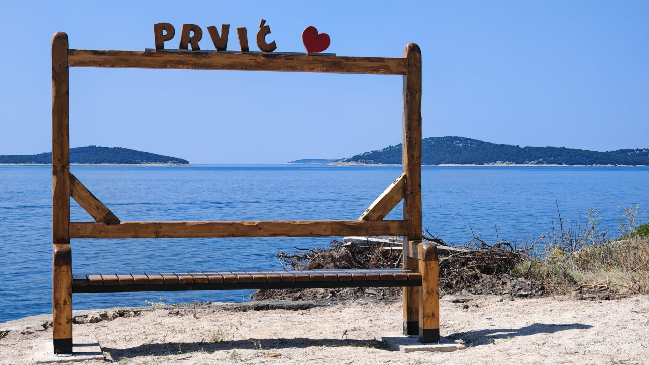 Prvić dobio klupu idealnu za romantične fotografije