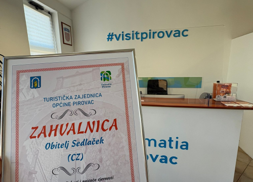 Fotografija 3 - Obitelj Sedlaček iz Češke 15 godina ljetuje u Pirovcu: Turistička zajednica im zahvalila na vjernosti