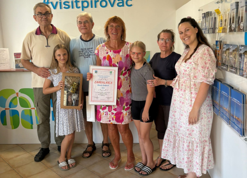 Fotografija 1 - Obitelj Sedlaček iz Češke 15 godina ljetuje u Pirovcu: Turistička zajednica im zahvalila na vjernosti