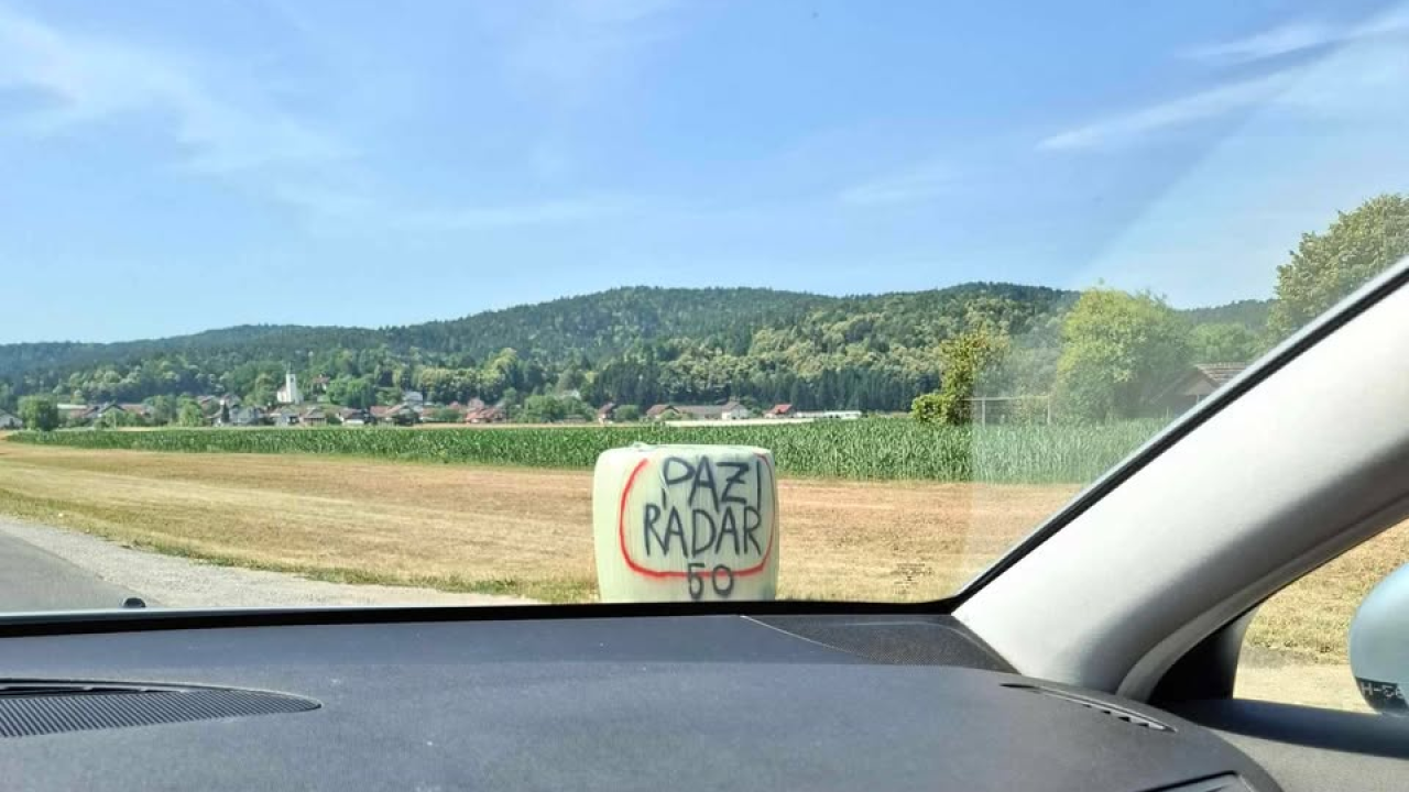 Na cesti osvanuo 'prometni' znak koji je oduševio vozače