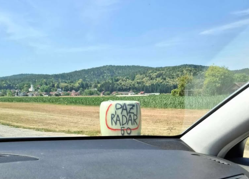 Na cesti osvanuo 'prometni' znak koji je oduševio vozače