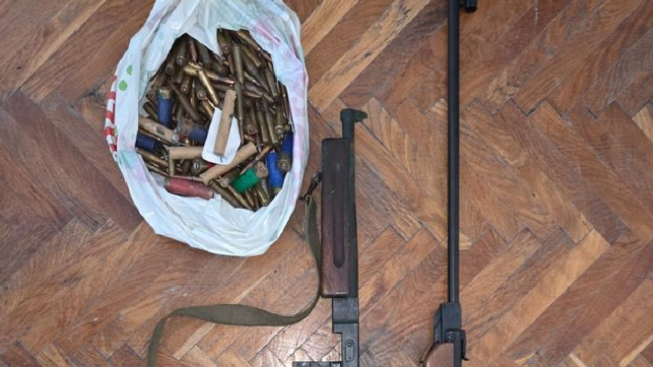 Dvojac prijetio 61-godišnjaku, u kući jednog od njih pronađeno oružje i streljivo