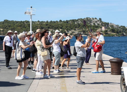 Fotografija 2 - Šibenska jezgra vrvi turistima: Organizirane grupe preplavile grad, vodiči imaju 'pune ruke' posla