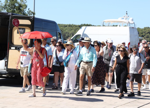 Fotografija 3 - Šibenska jezgra vrvi turistima: Organizirane grupe preplavile grad, vodiči imaju 'pune ruke' posla