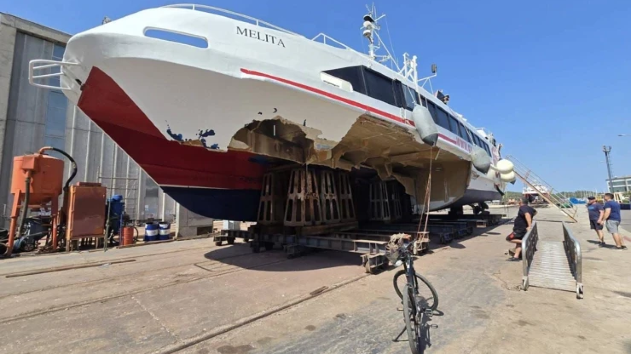 Katamaran Melita na remontu u šibenskom Iskra brodogradilištu, fotografija zorno prikazuje razmjere havarije