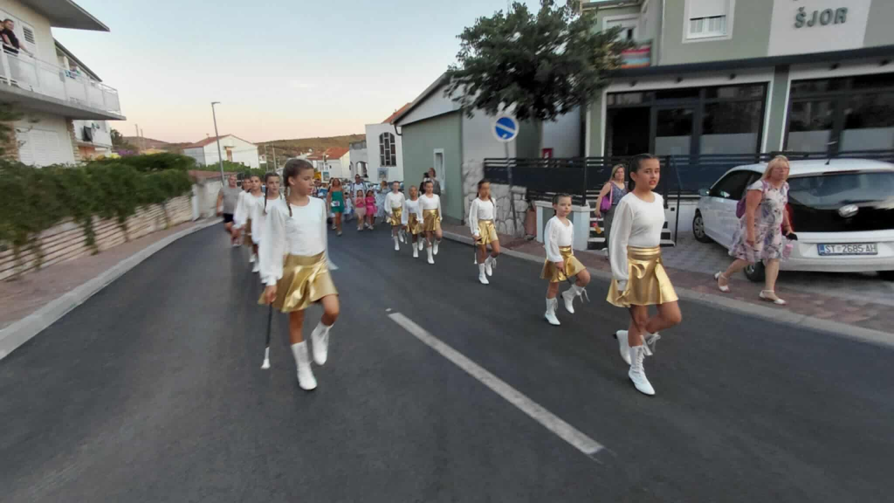 Primoštenske mažoretkinje predvodile povorku na 16. Primoštenskom ljetnom karnevalu