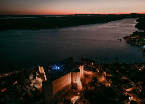 Fotografija 13 - Večer za pamćenje: Matija Cvek & The Funkensteins rasplesali publiku na Tvrđavi sv. Mihovila