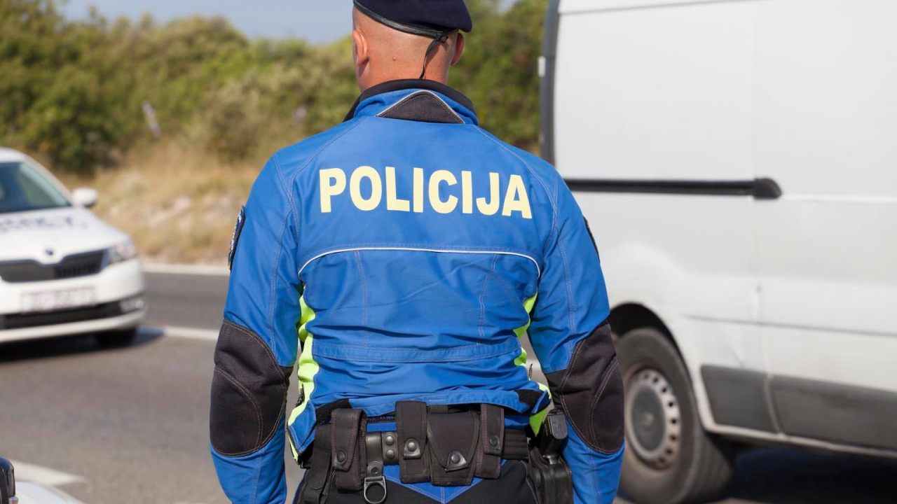 Vozio neregistrirani moped bez vozačke, bježao policiji, a nakon što je uhvaćen kod njega pronašli drogu