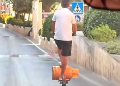 Samo u Šibeniku: Usred grada na romobilu prevozio plinsku bocu bez zaštite