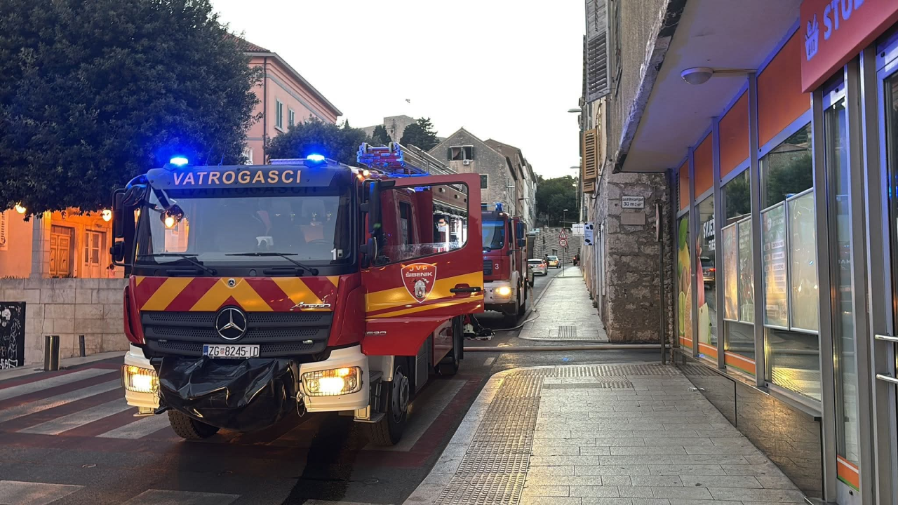 Požar zahvatio stambeni objekt u Šibeniku, vatrogasci brzo intervenirali