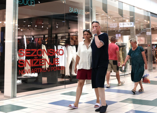 Počela ljetna sniženja u šibenskim trgovinama, neki jedva dočekali, drugima svejedno: 'Skupo mi je, bilo ili ne bilo popusta'