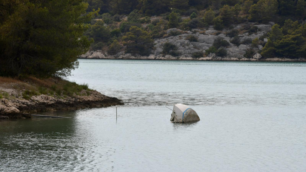 Kod Šibenika već mjesecima stoji potopljena jedrilica i 'čeka' da je se ukloni