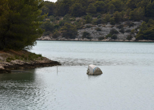 Kod Šibenika već mjesecima stoji potopljena jedrilica i 'čeka' da je se ukloni