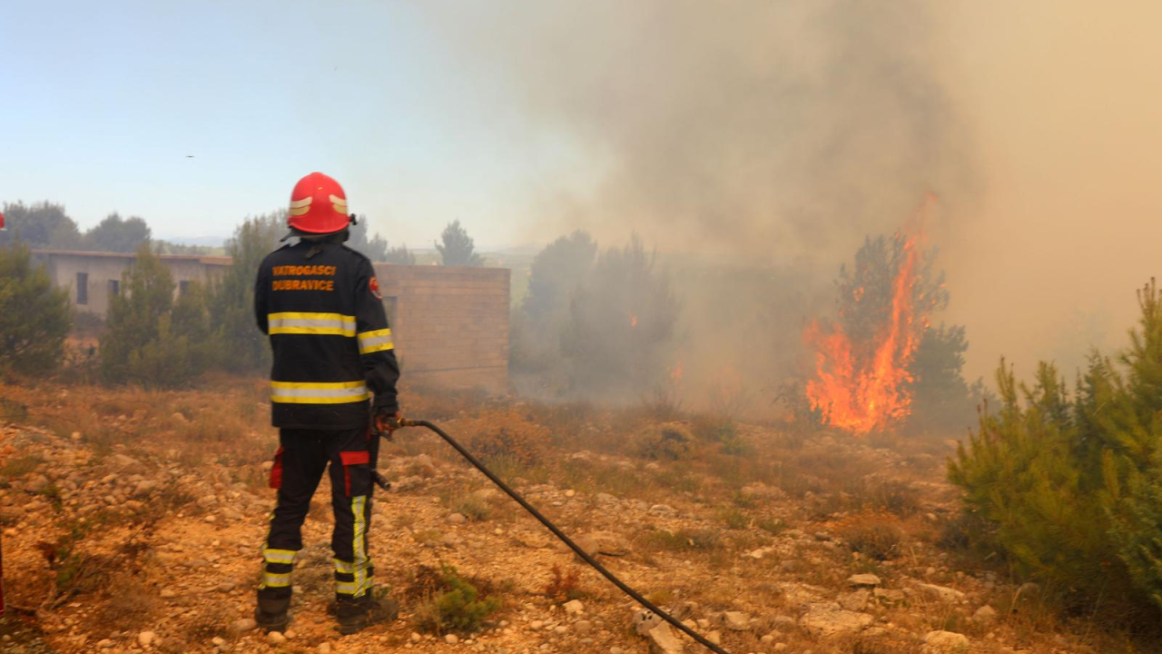 Izvješće o stanju vatrogastva u županiji: 'Neprihvatljivo je bilo pozivanje civila i uključivanje navijačkih skupina u gašenju požara kod Ićeva'