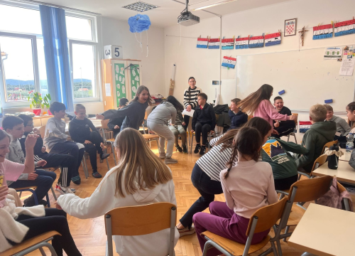 Fotografija 11 - Učenici Katoličke škole u Šibeniku 'Zavrtjeli krug promjena'