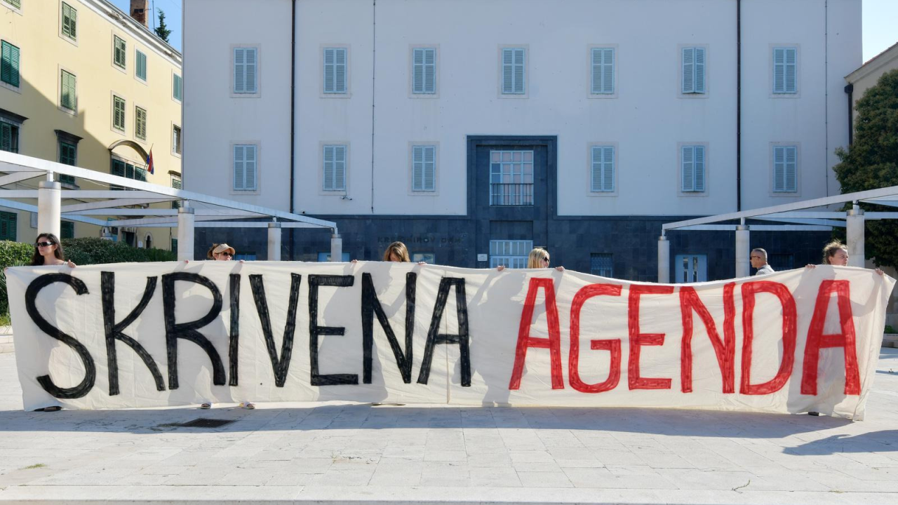 Molitelji i kontra prosvjednici ponovno u centru Šibenika: 'Sučeljavanje' uz znakovite poruke