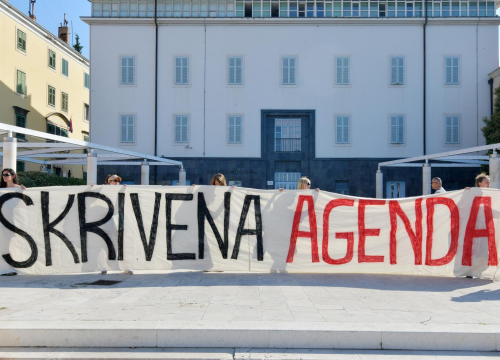 Molitelji i kontra prosvjednici ponovno u centru Šibenika: 'Sučeljavanje' uz znakovite poruke