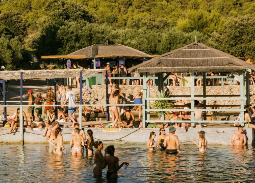 Fotografija 3 - Tisno se sprema za jubilarno izdanje Love Internationala: Glazbena proslava desetljeća festivala i 20 godina Gardena