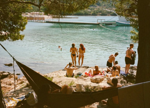 Fotografija 2 - Tisno se sprema za jubilarno izdanje Love Internationala: Glazbena proslava desetljeća festivala i 20 godina Gardena