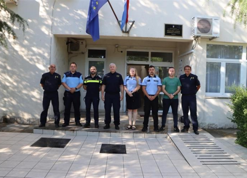 Policajci iz Češke, Makedonije i Rumunjske patroliraju šibenskim ulicama, slovenski u Vodicama