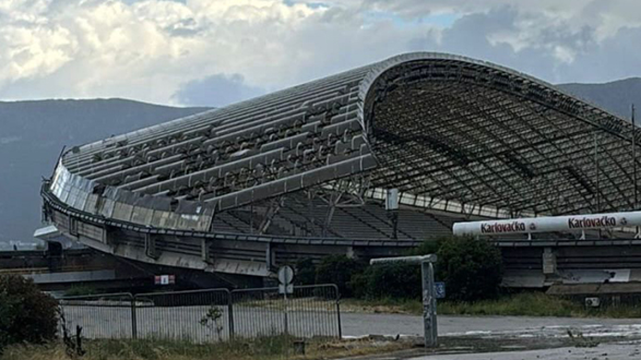 Splitom protutnjalo snažno nevrijeme. Potpuni kaos na ulicama i u trajektnoj luci