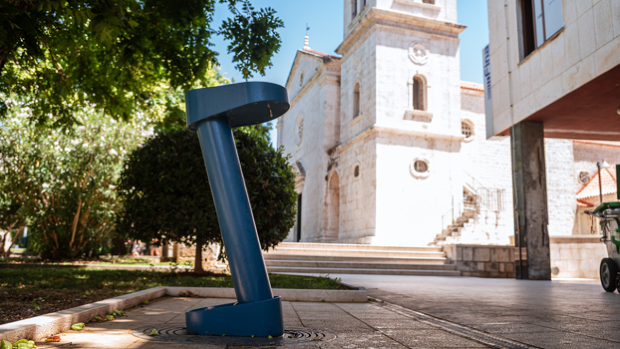 Postavljeno svih deset javnih špina na području grada Šibenika: 'Ojačane su i ne mogu se više tako lako razbiti'