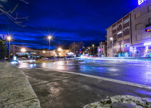 Stanje u prometu: Skliski kolnici, mogući odroni i prekidi brodskih linija zbog lošeg vremena