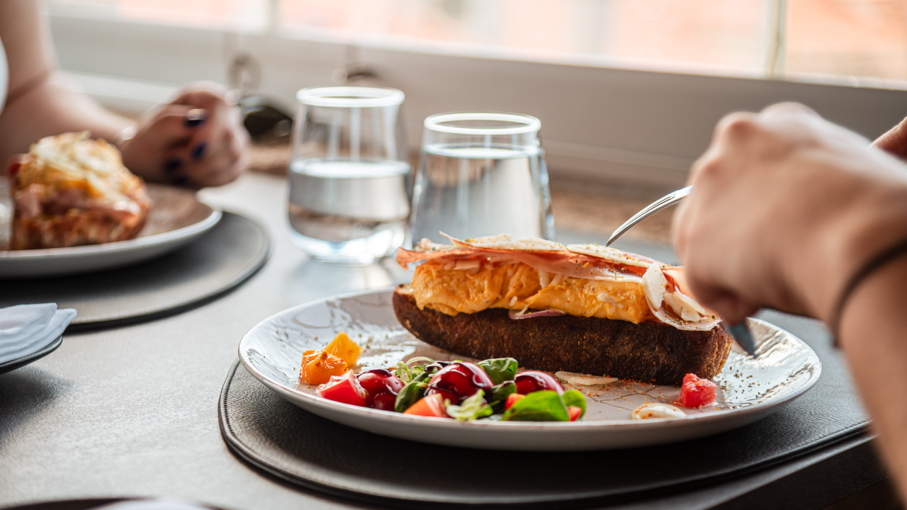 Savršeno jutro u srcu Šibenika: Brunch na terasi s najljepšim pogledom na Kanal sv. Ante
