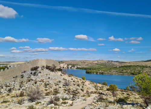 Fotografija 2 - Dalmatinski 'Kineski zid': Legenda burne povijesti bedema s poluotoka Oštrica kod Grebaštice