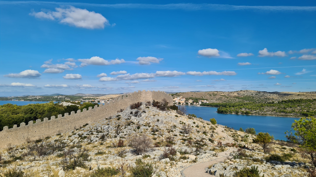 Dalmatinski 'Kineski zid': Legenda burne povijesti bedema s poluotoka Oštrica kod Grebaštice