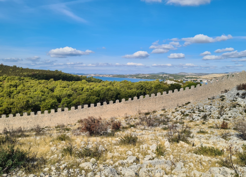Fotografija 8 - Dalmatinski 'Kineski zid': Legenda burne povijesti bedema s poluotoka Oštrica kod Grebaštice