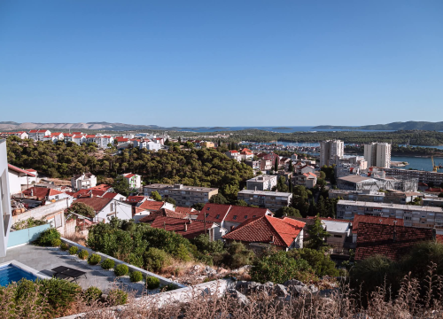 Fotografija 21 - Na brdu iznad Šibenika: Mažurice s pogledom na grad, mirom i zajedništvom