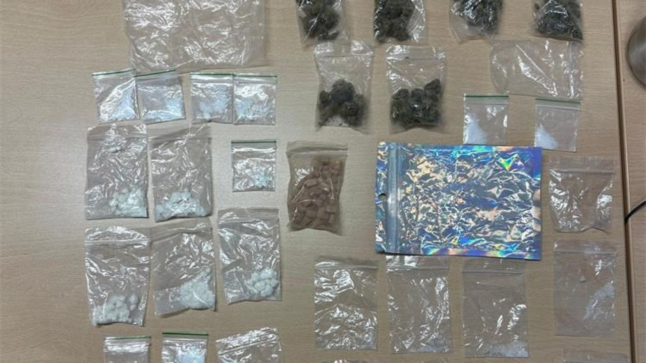 Policija u Tisnom prekinula britanski 'party plan'. Mladić (20) i žena (40) pali s hrpom droge