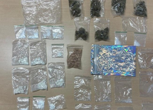 Policija u Tisnom prekinula britanski 'party plan'. Mladić (20) i žena (40) pali s hrpom droge