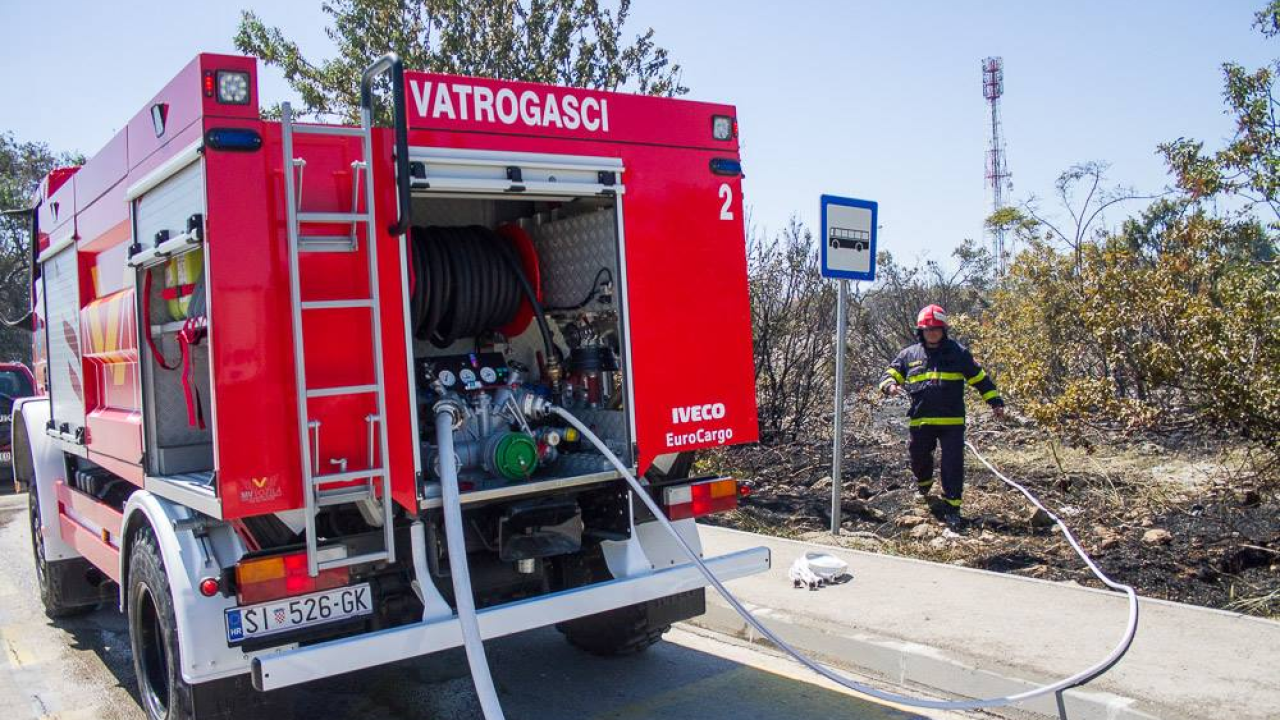 Jučer navečer planulo na području Žitnića, večeras su u akciji bili kninski vatrogasci