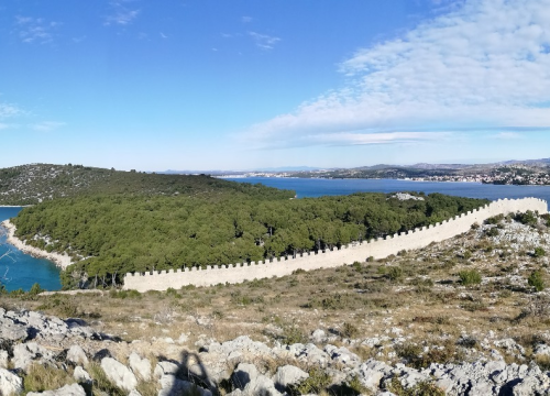 Fotografija 5 - Dalmatinski 'Kineski zid': Legenda burne povijesti bedema s poluotoka Oštrica kod Grebaštice