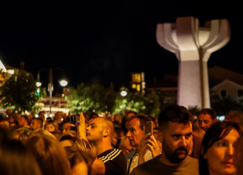 Fotografija 1 - Vodička riva sinoć postala plesni podij uz Dražena Zečića: More domaćih i stranih gostiju pjevalo u glas