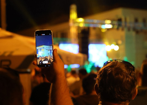 Fotografija 9 - Vodička riva sinoć postala plesni podij uz Dražena Zečića: More domaćih i stranih gostiju pjevalo u glas