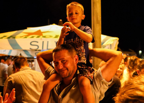 Fotografija 7 - Vodička riva sinoć postala plesni podij uz Dražena Zečića: More domaćih i stranih gostiju pjevalo u glas