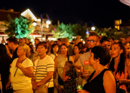 Fotografija 6 - Vodička riva sinoć postala plesni podij uz Dražena Zečića: More domaćih i stranih gostiju pjevalo u glas