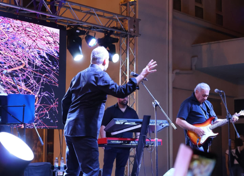 Fotografija 2 - Vodička riva sinoć postala plesni podij uz Dražena Zečića: More domaćih i stranih gostiju pjevalo u glas