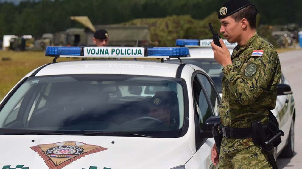 Vojnik se spasio: Tri civila autom pokušala probiti blokadu na ulazu vojarne u Udbini