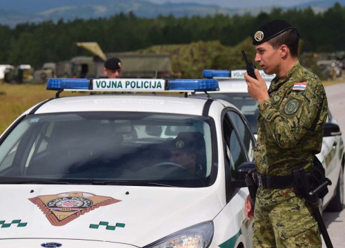 Vojnik se spasio: Tri civila autom pokušala probiti blokadu na ulazu vojarne u Udbini