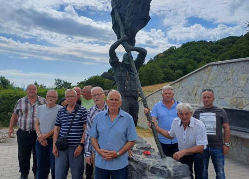 Fotografija 2 - Članovi šibenske Bratovštine sv. Jakova hodočastili u Udbinu