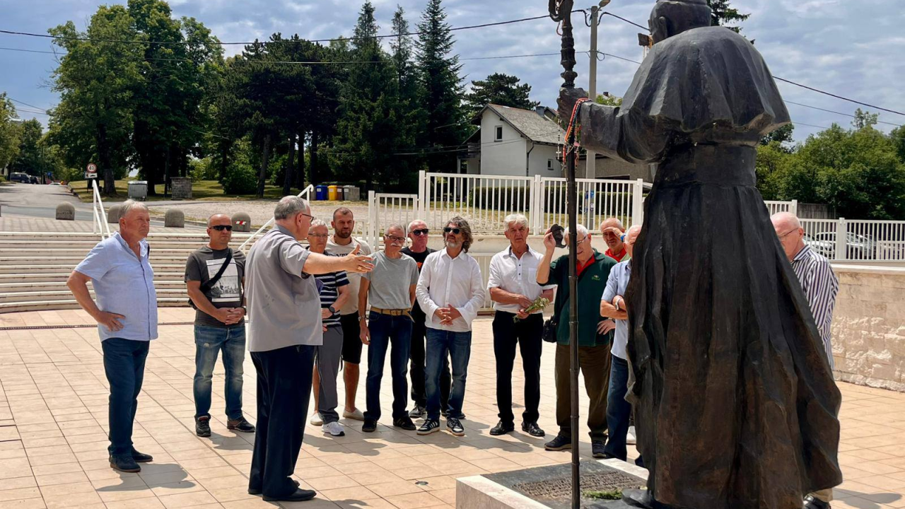 Članovi šibenske Bratovštine sv. Jakova hodočastili u Udbinu - ključno mjesto sjećanja povijesti i stradanja