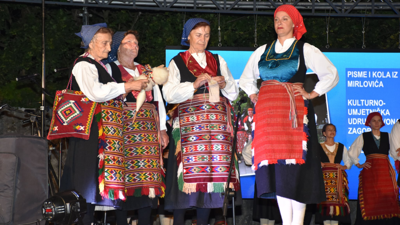 Članovi Kulturno-umjetničke udruge 'Zvona Zagore' u Ogulinu prikazali baštinu Mirlovića