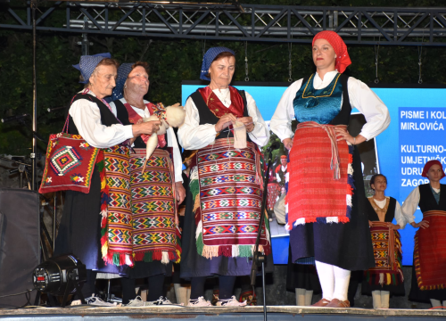 Fotografija 1 - Članovi Kulturno-umjetničke udruge 'Zvona Zagore' u Ogulinu prikazali baštinu Mirlovića