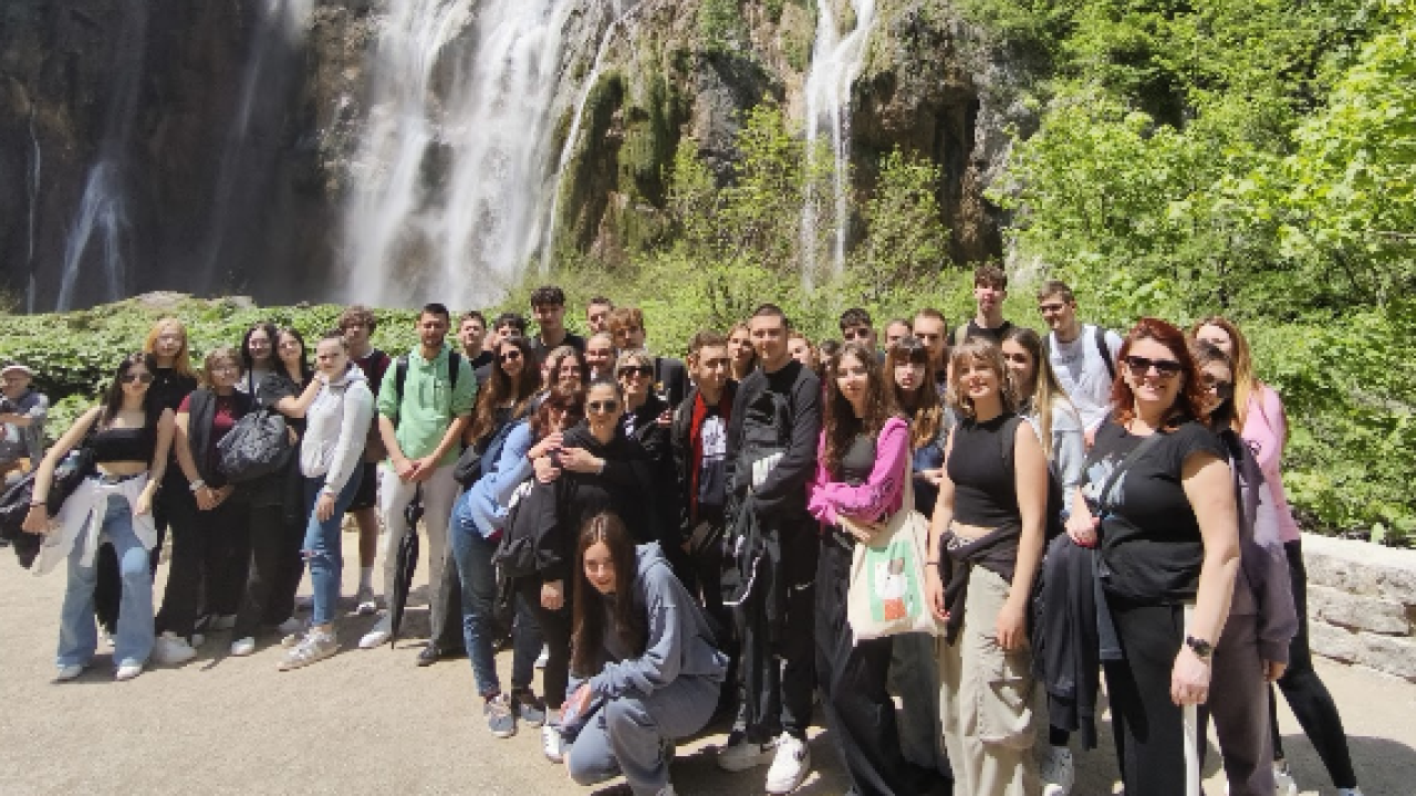 U Srednjoj školi Lovre Montija niz se godina provode projekti koji potiču razvoj potencijalno darovitih učenika