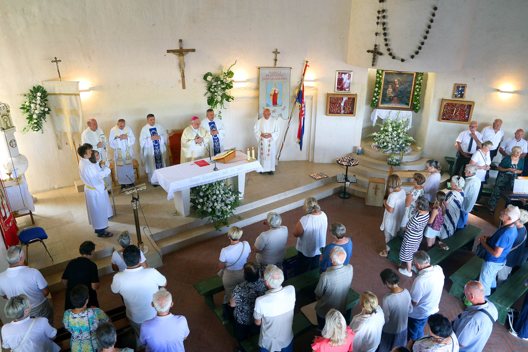Svečano proslavljen blagdan Gospe Karmelske na brdu Okit