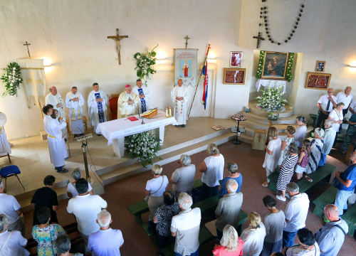 Fotografija 2 - Svečano proslavljen blagdan Gospe Karmelske na brdu Okit